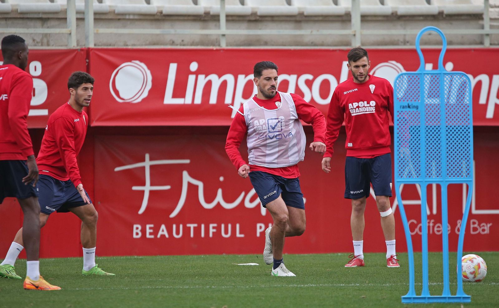 Fotos del entrenamiento del Algeciras CF con el portero Rubén Miño