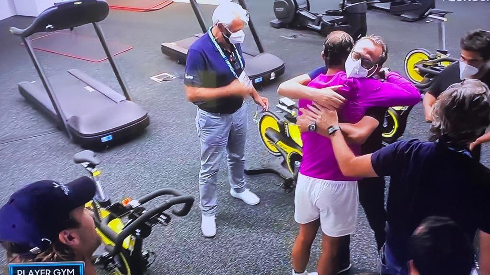 Benito Pérez-Barbadillo y Rafa Nadal se abrazan tras el triunfo en Melbourne.