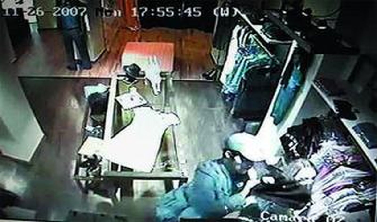 1 y 2. Dos compinches de la ladrona profesional -que lleva la gorra en la foto 3- entran en la tienda y marcan las prendas que ésta debe robar. 3. La hurtadora coge uno de los pantalones vaqueros que pretende sustraer y lo introduce en un bolso, en cuyo interior hay una bolsa isotérmica para burlar los arcos magnéticos. 4. Los delincuentes repiten la operación mientras uno de ellos hace de pantalla antes de dirigirse a la salida.