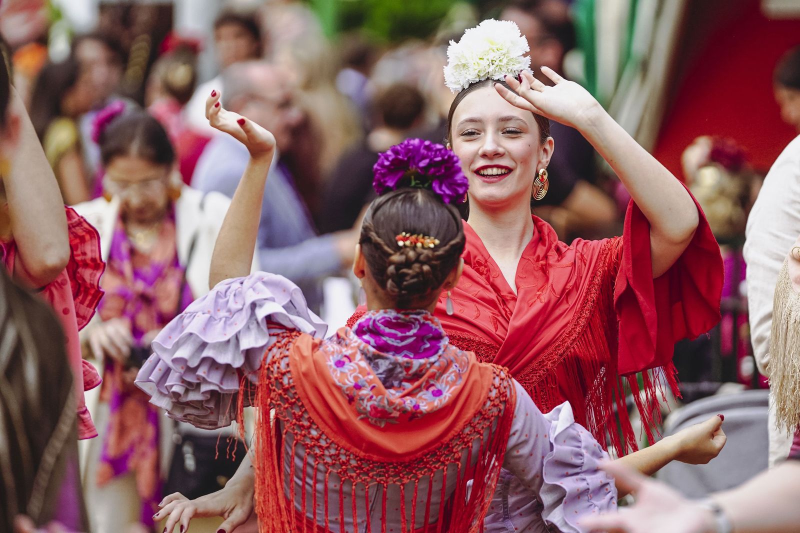 Farolillos, volantes y albero: la Feria de Abril estalla en color en el ...