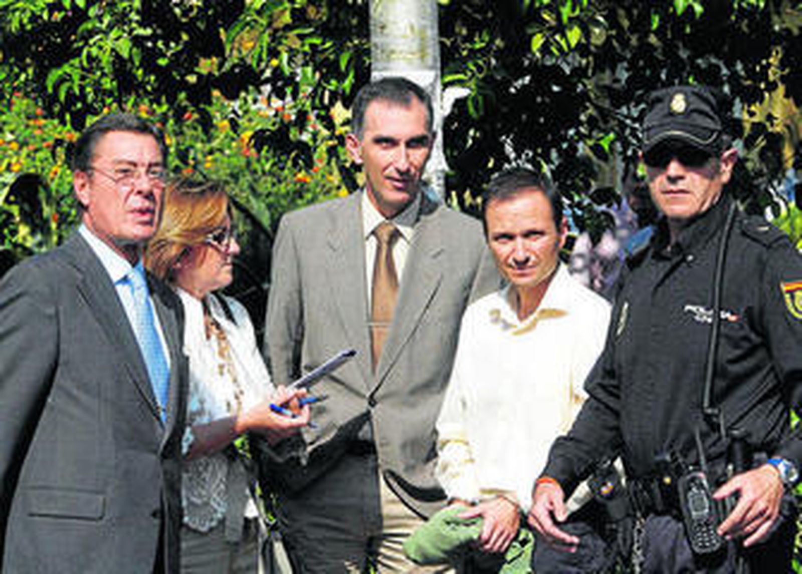 Rodríguez Lainz, en el centro, junto a José Bretón y su abogado, cuando acudieron al parque a reconstruir los hechos.