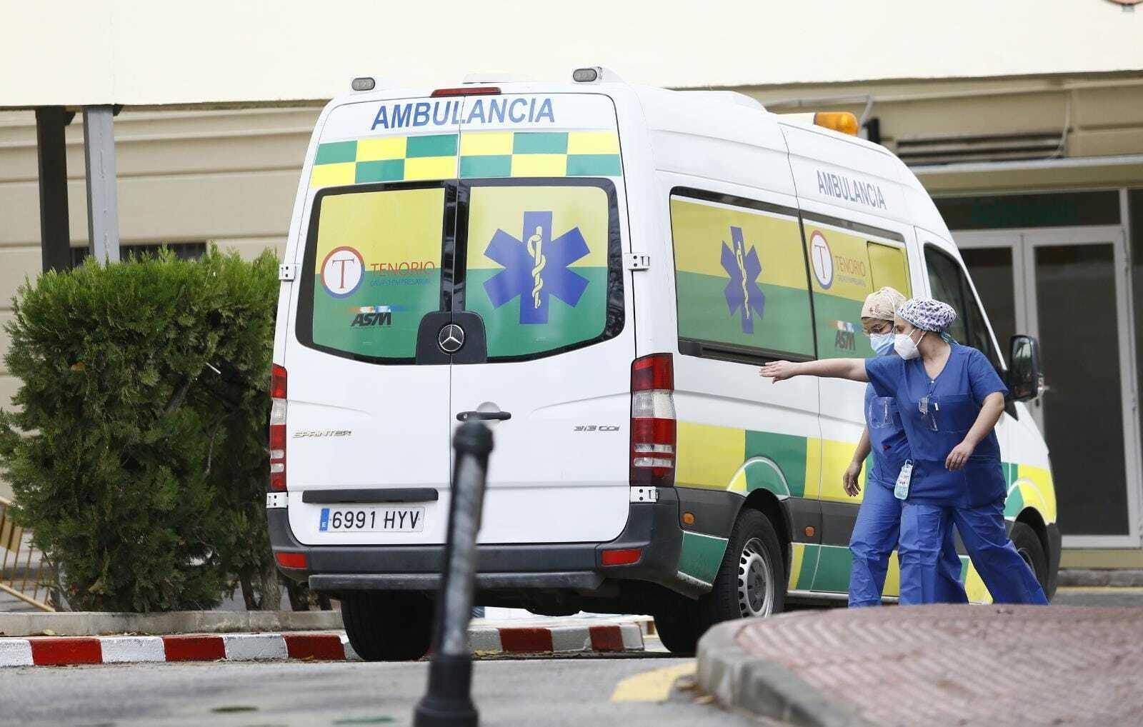 Una ambulancia en el Hospital Regional de Málaga.