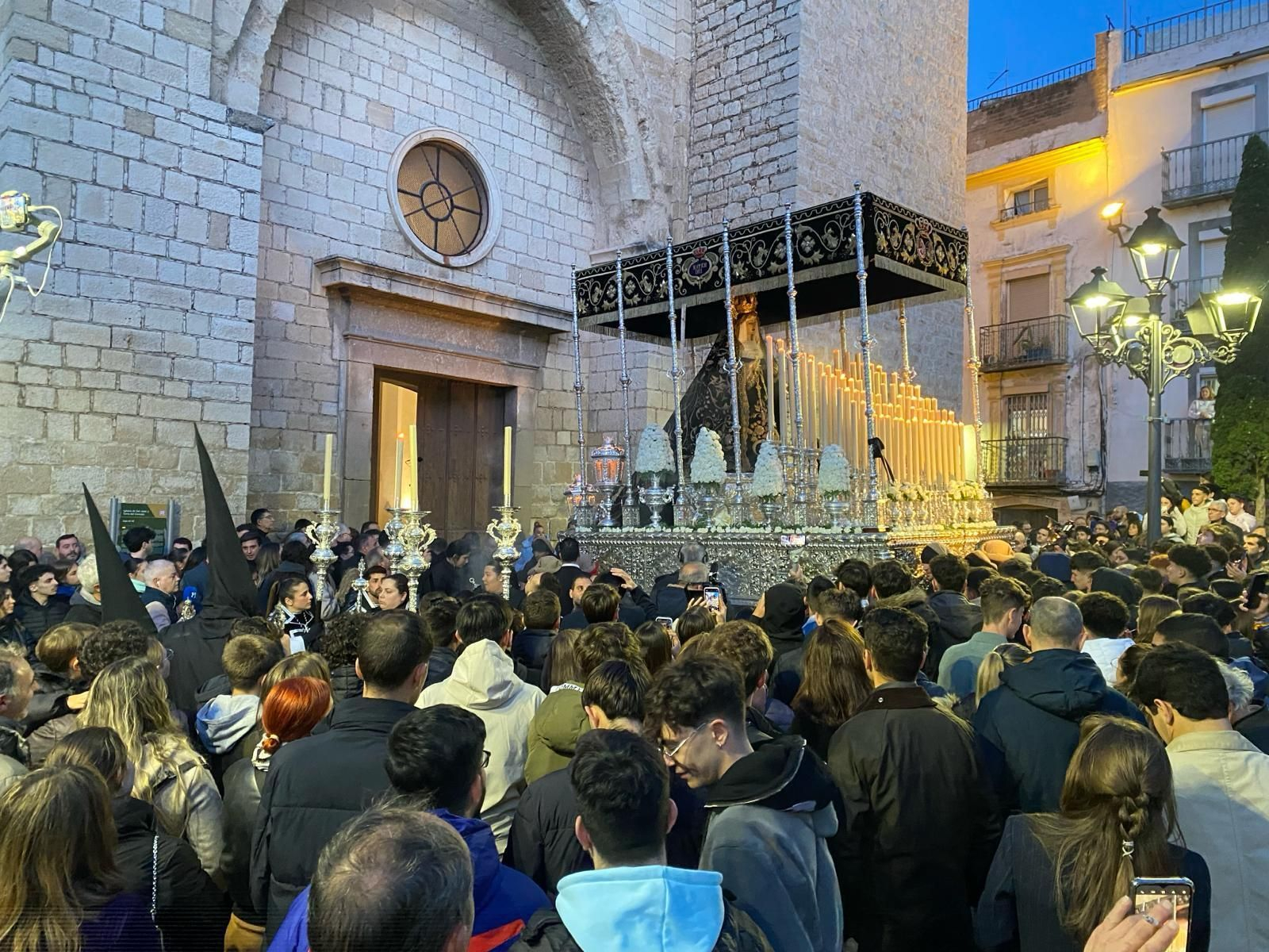En imágenes: el Santo Sepulcro procesiona su luto por las calles de Jaén capital