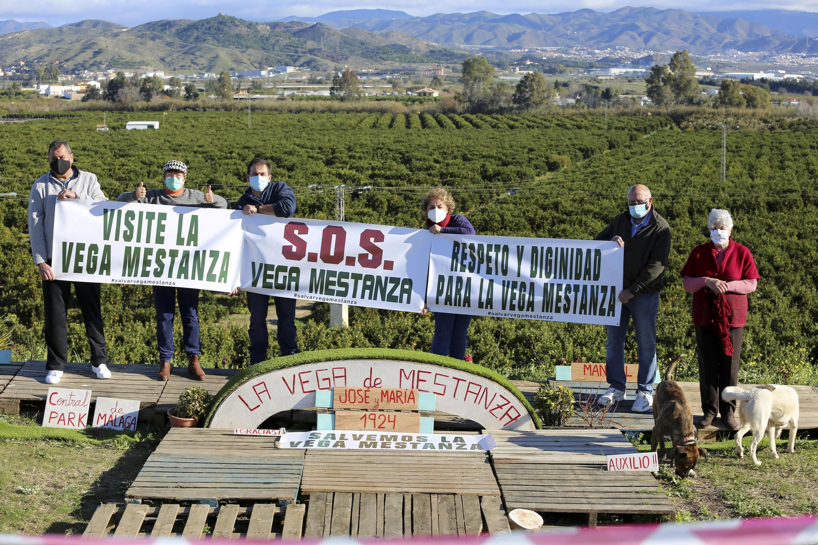 Propietarios de las parcelas afectadas por la futura EDAR lanzan un SOS con la vega de Mestanza a sus espaldas