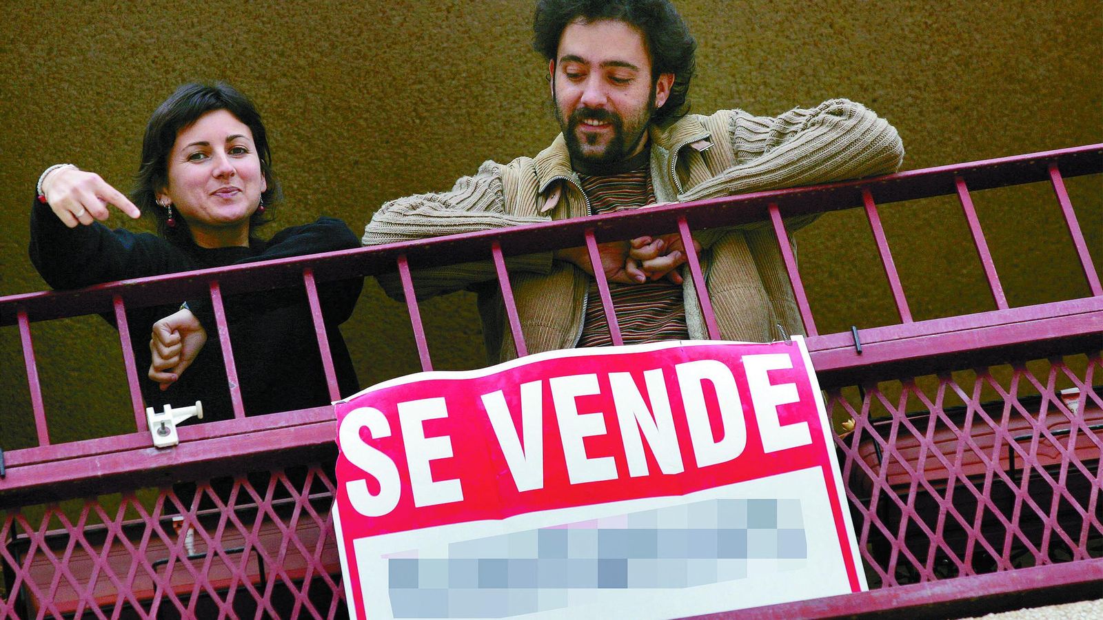 Una pareja anuncia que pone su vivienda en venta.