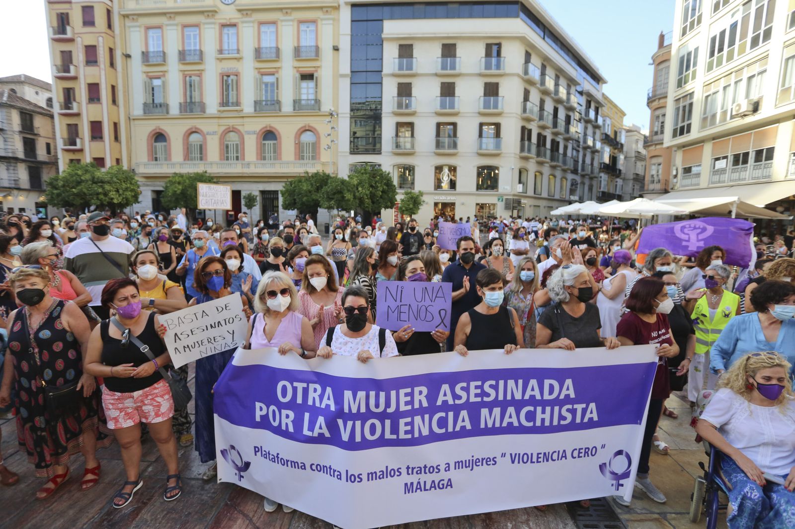 Más de un centenar de personas se concentran en la plaza de la Constitución.