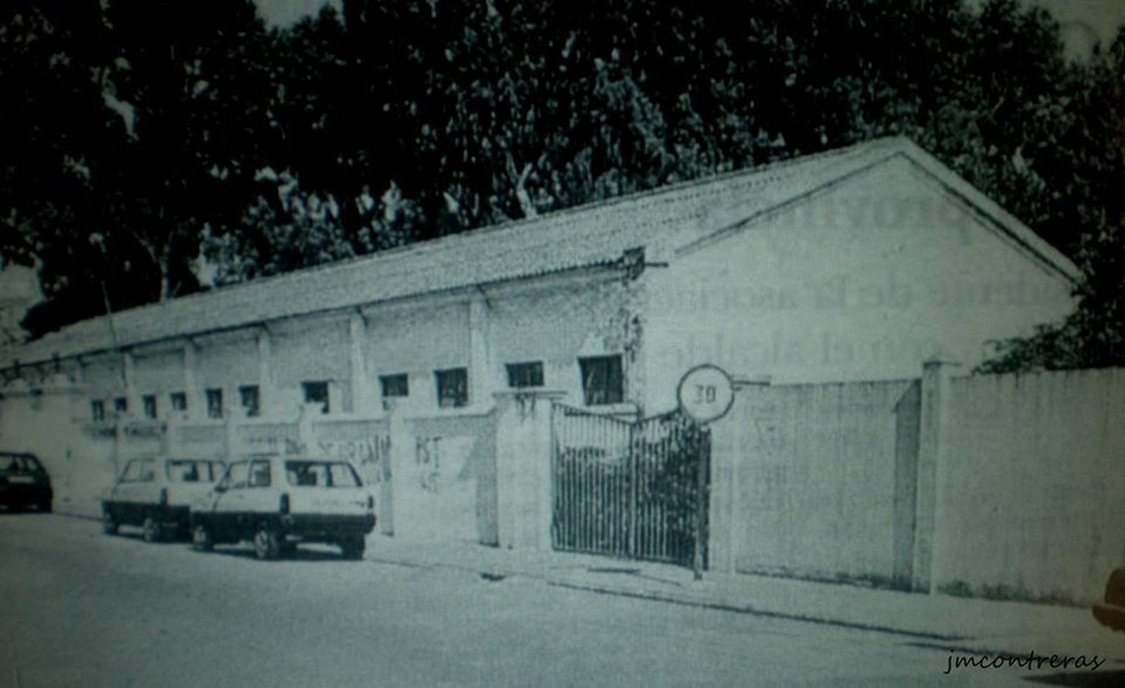 Cuartel de Transeúntes de Algeciras, con dos Seat Panda aparcados en la puerta