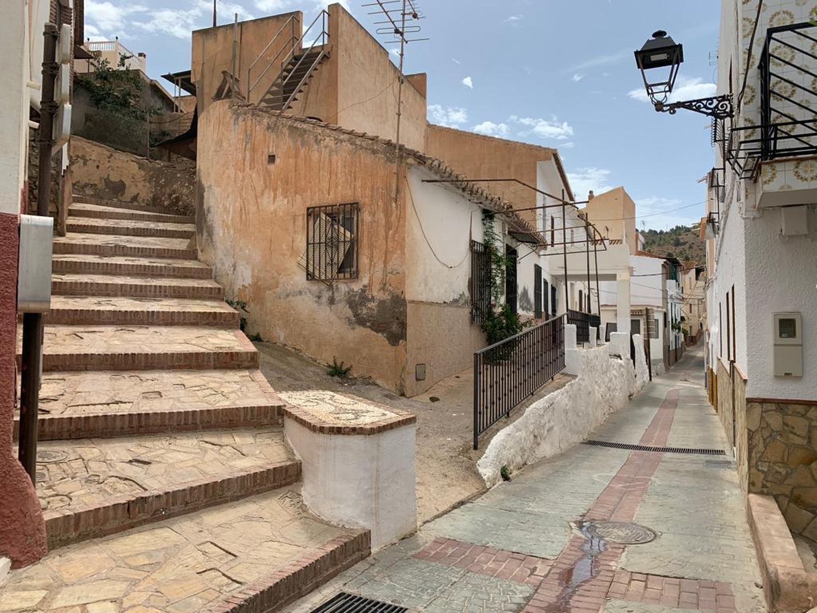 Preocupación entre los vecinos de Vélez de Benaudalla por el aumento de altercados y casas 'okupadas'