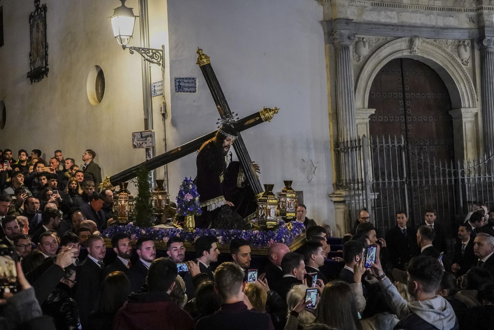 Del Albaicín al Realejo, las imágenes del traslado de Tres Caídas