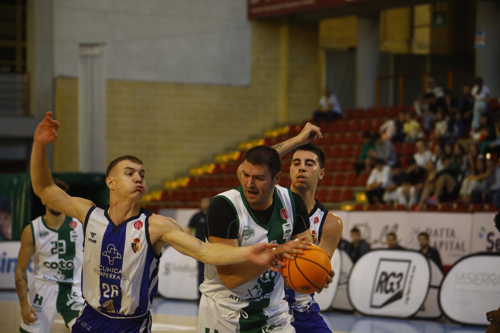 Las mejores fotos del ambiente en Vista Alegre para el Coto Córdoba - Clínica Ponferrada