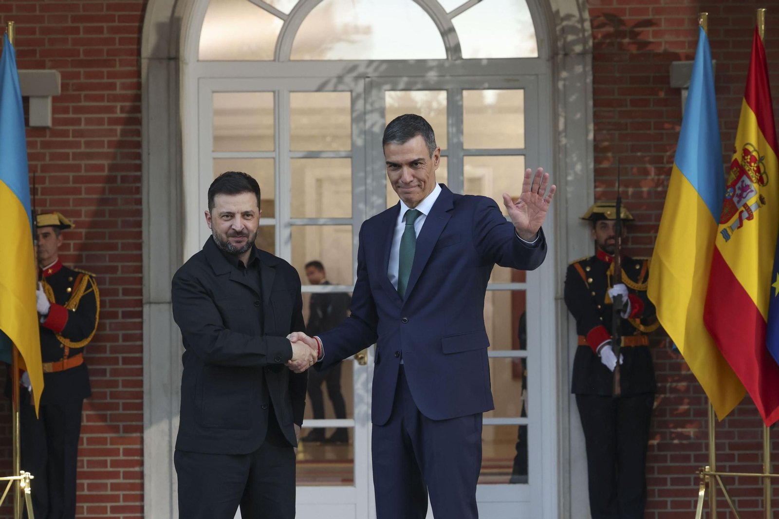 El presidente del Gobierno, Pedro Sánchez, recibe al presidente ucraniano, Volodimir Zelenski.