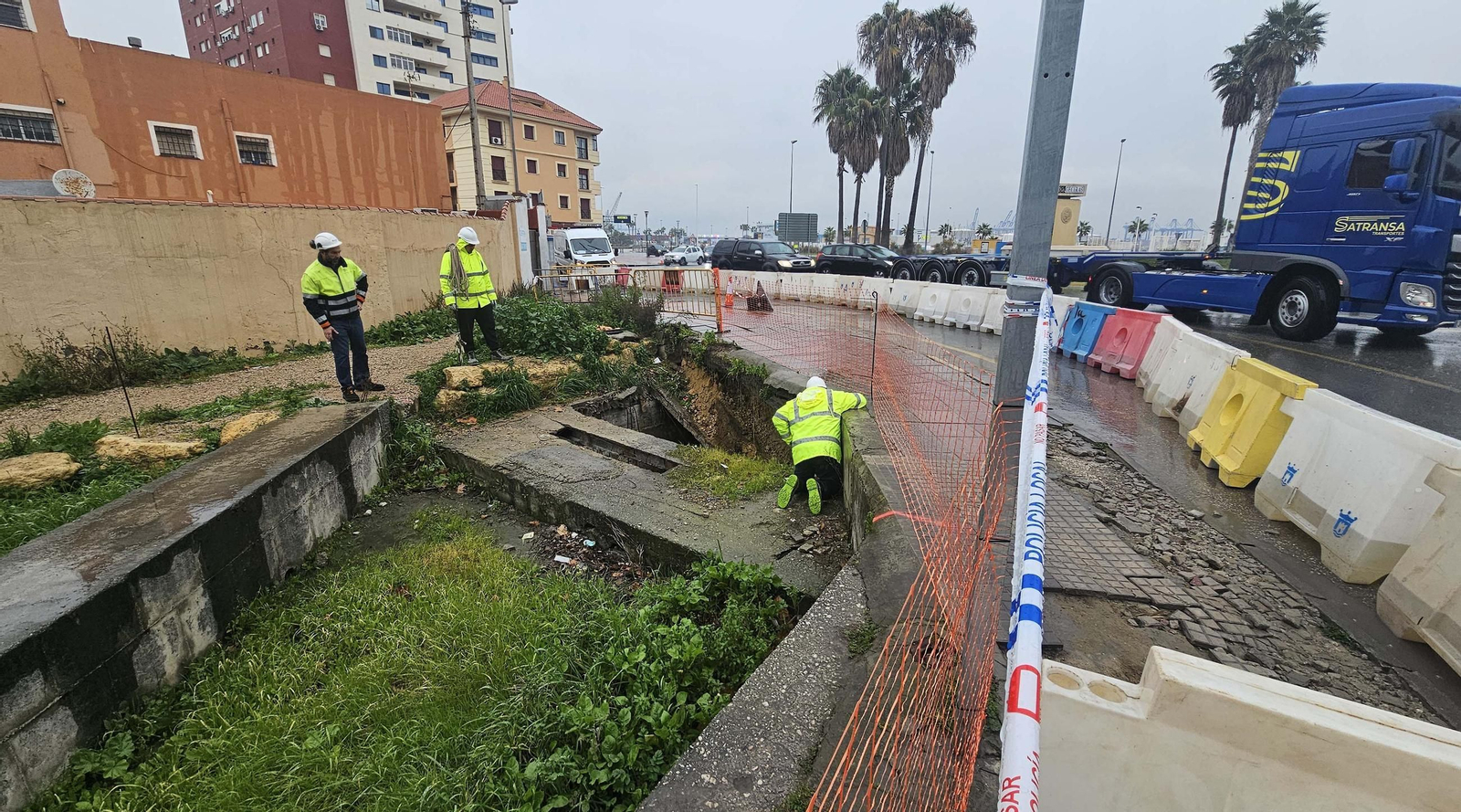 La rotonda del Varadero de Algeciras tras el hundimiento de una plancha de cubría el arroyo del Saladillo, en imágenes