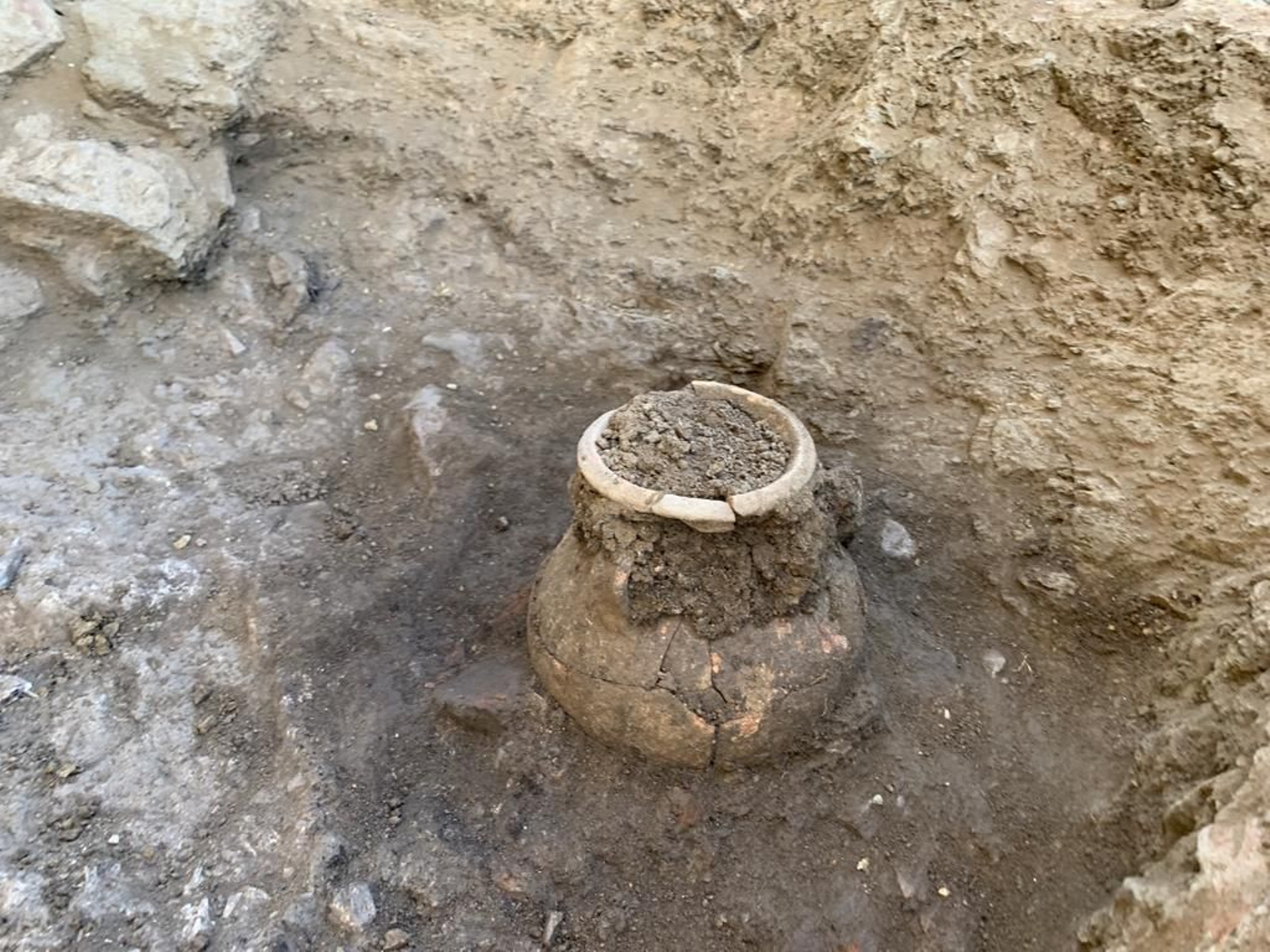 Hallan una segunda urna fenicia Cruz del Negro en el yacimiento de Mijas