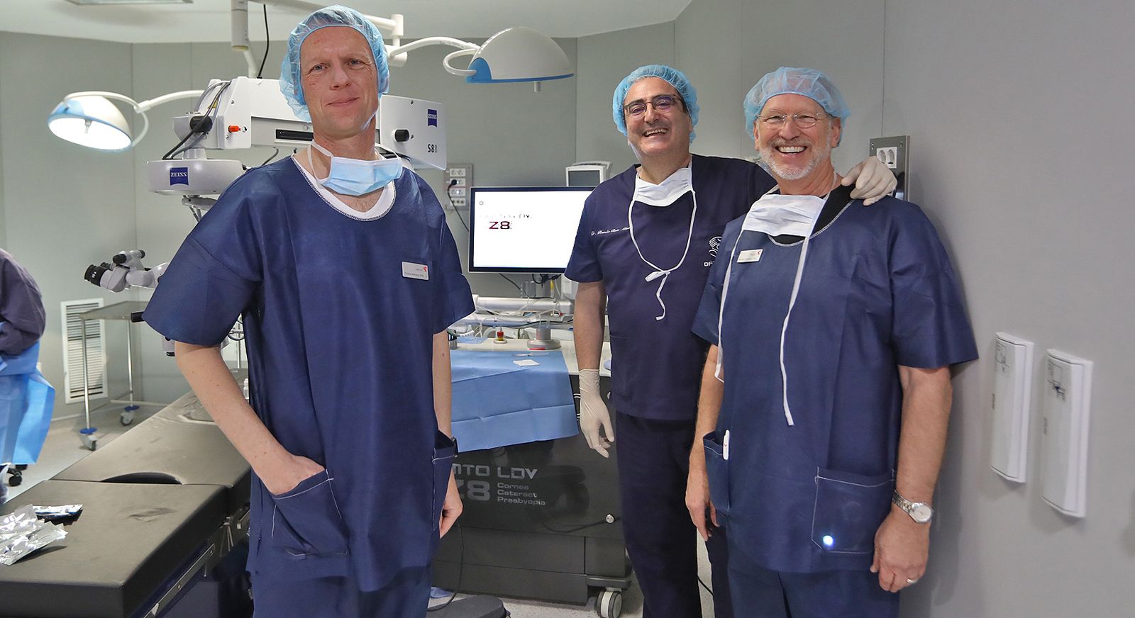 El doctor Ruiz Mesa, junto a Thomas Assauer y Richard Thorlakson, de Ziemer.