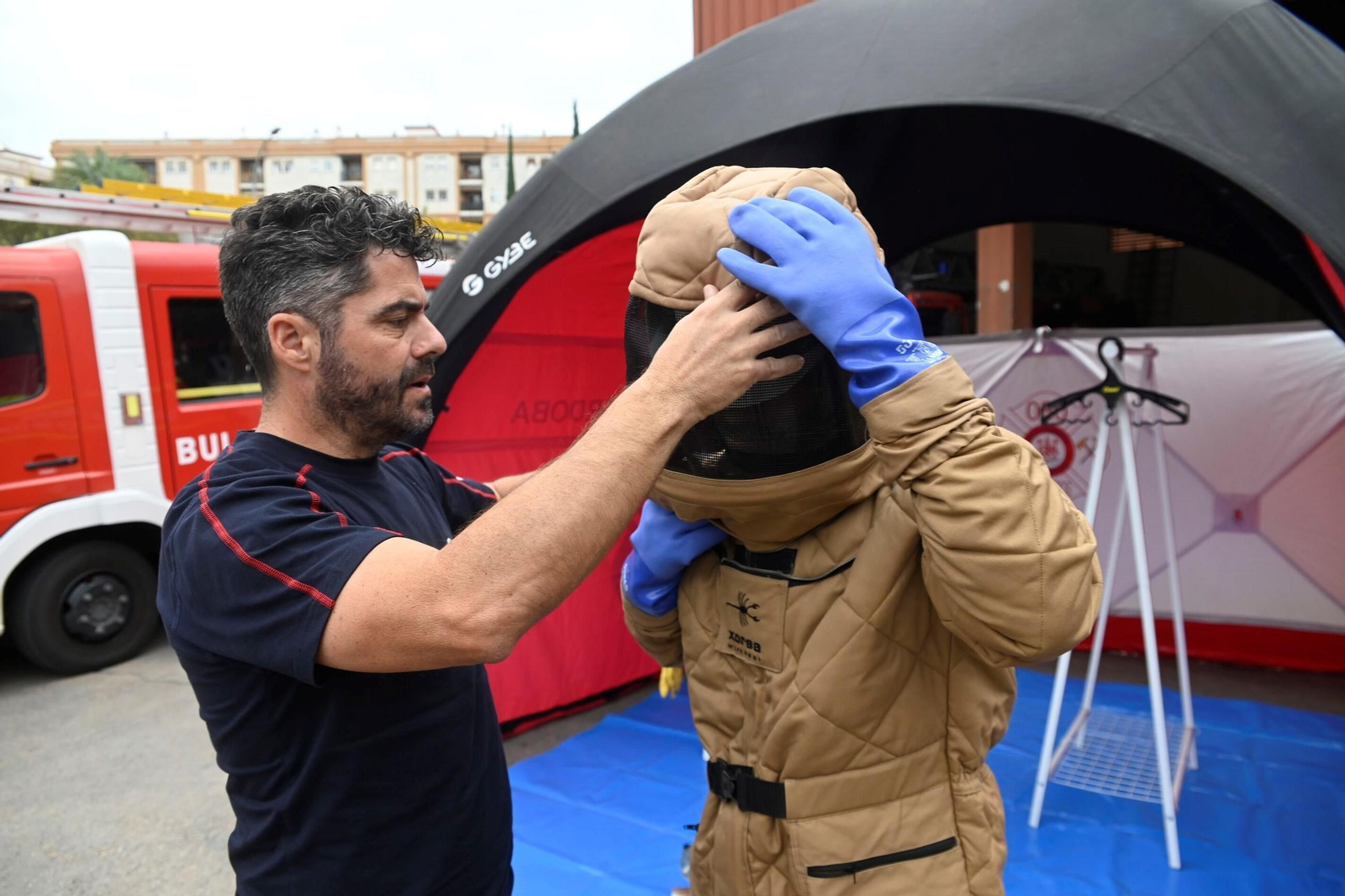 Los bomberos de Córdoba estrenan sus trajes contra el avispón oriental, en imágenes