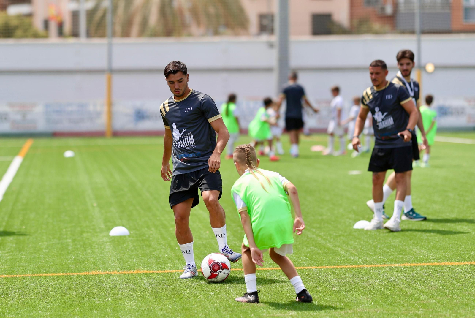 Brahim visita su campus en el Tiron Pichón con Izan Merino