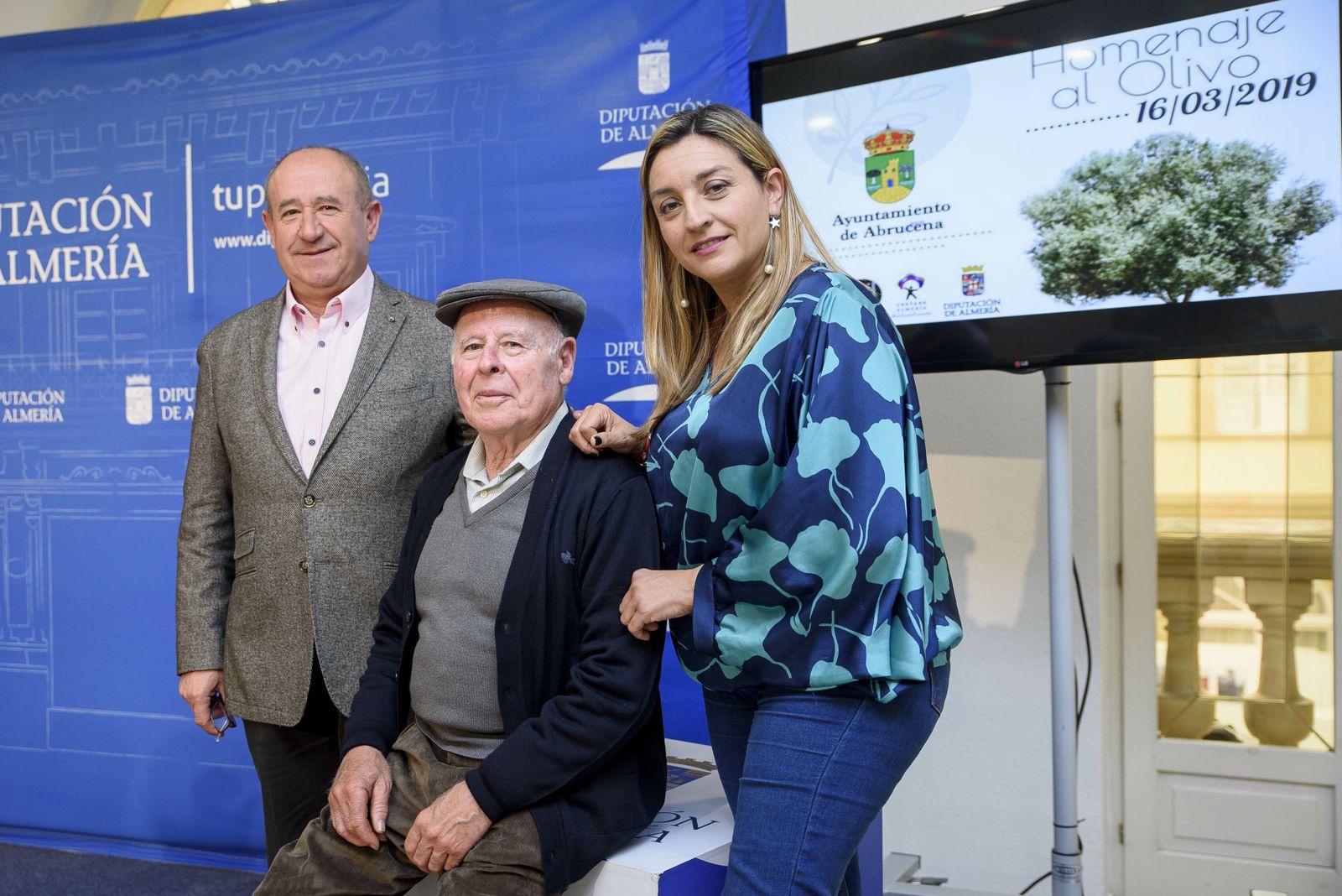 El alcalde de Abrucena y la diputada de Agricultura junto al homenajeado de este año.