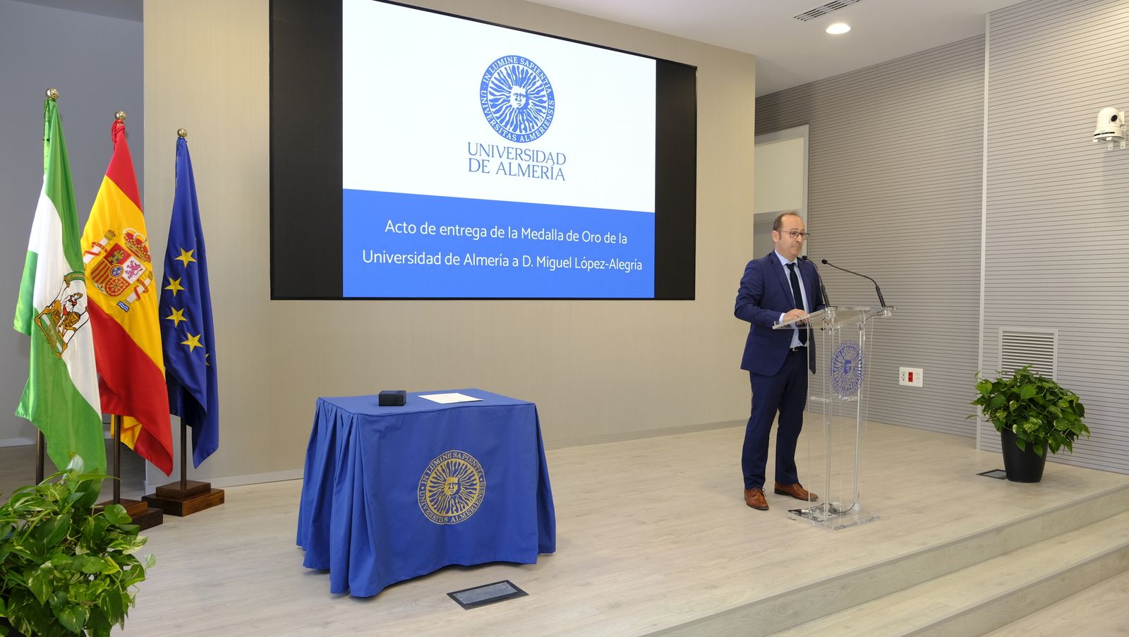 Imágenes de la imposición de la Medalla de Oro de la Universidad de Almería, al astronauta Miguel López Alegría