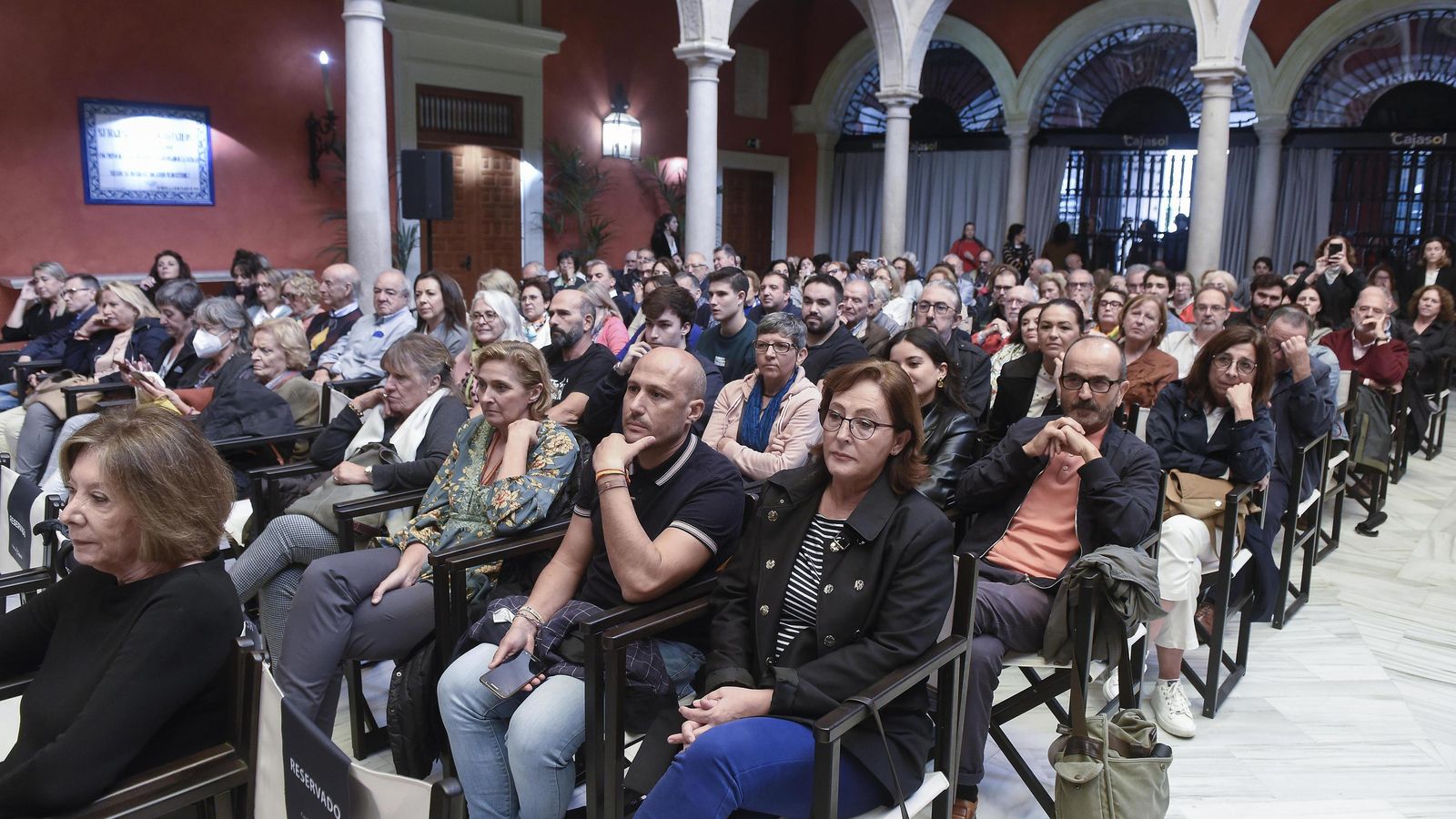 El público abarrotó el patio de la Fundación Cajasol.