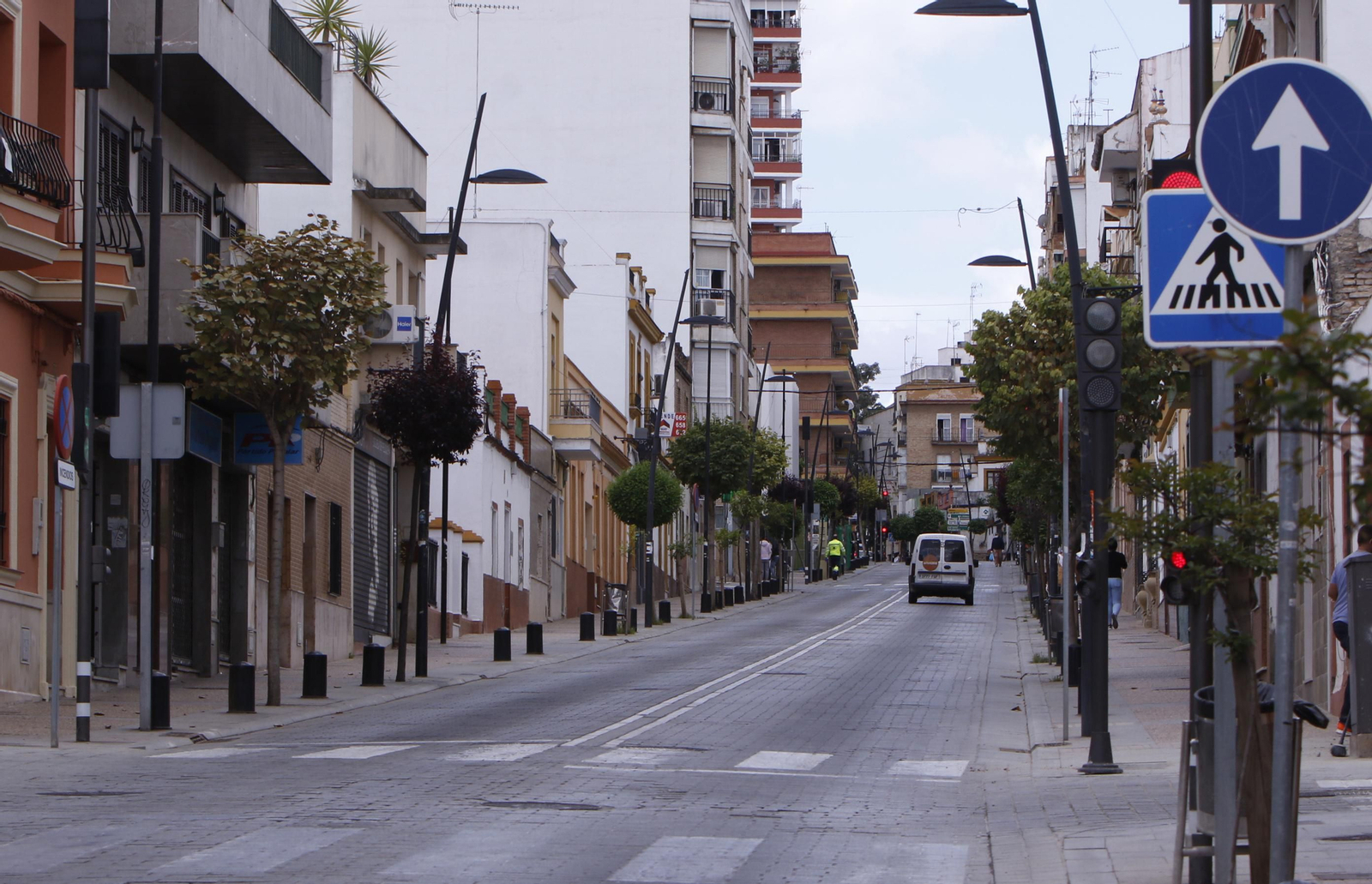Una perspectiva de farolas en una calle de San Juan de Aznalfarache.