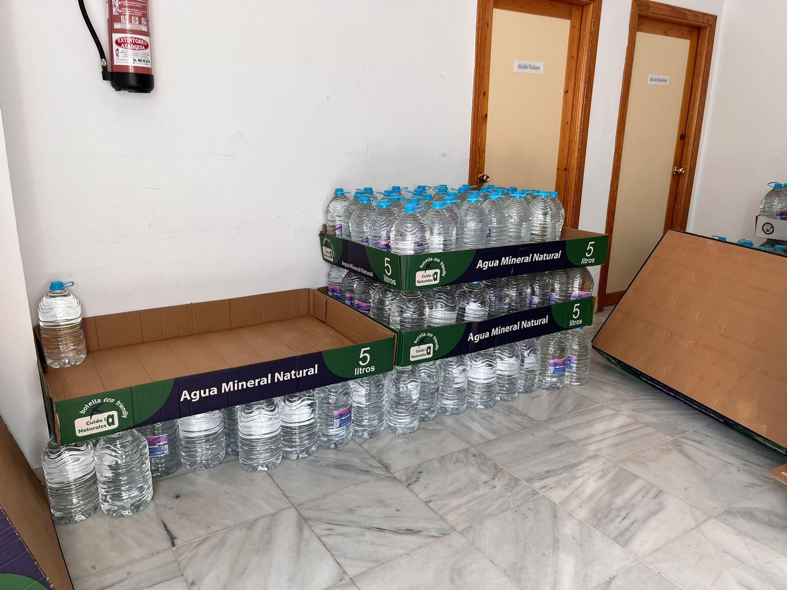 Imagen de las garrafas de agua que se reparten a los vecinos de Maro Imagen de las garrafas de agua que se reparten a los vecinos de Maro