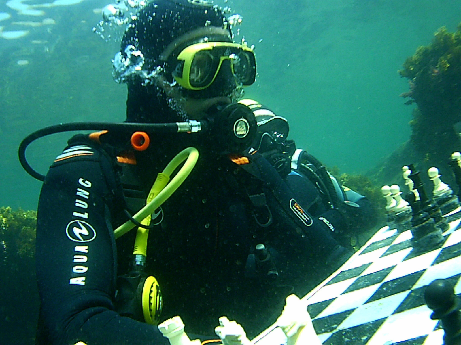 Las imágenes de la partida submarina de ajedrez en Carchuna