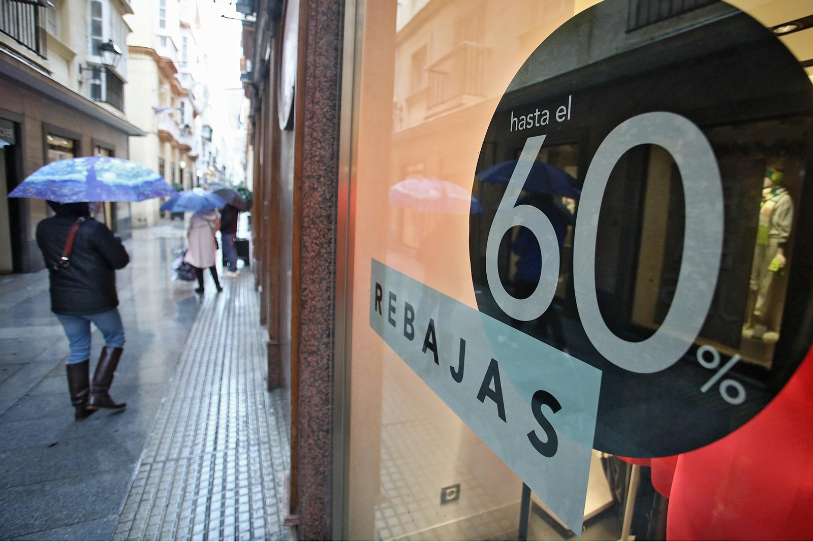Imagen de una jornada de rebajas en el casco histórico de Cádiz.