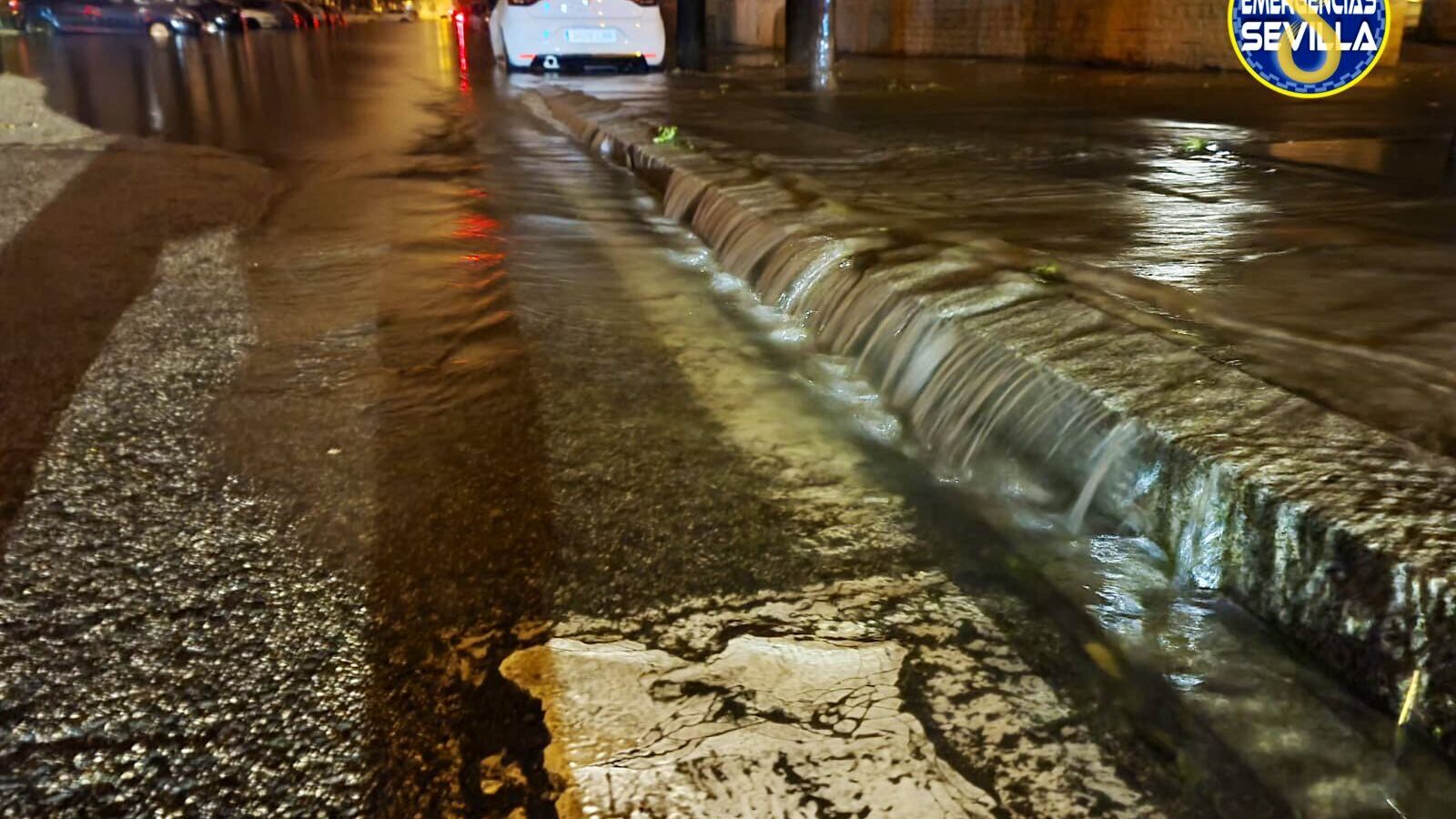 Una acera completamente inundada
