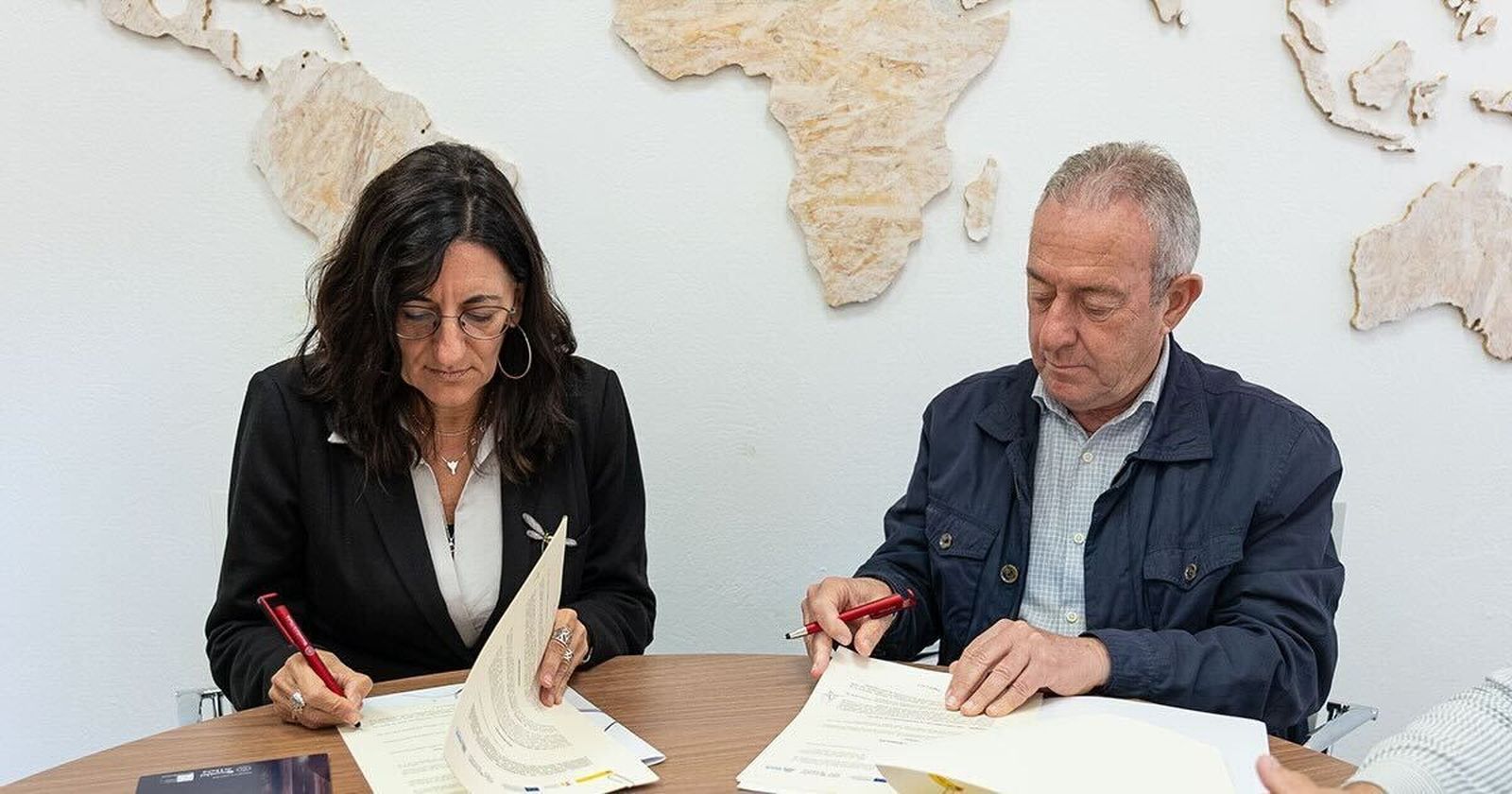 Firma del convenio entre la rectora de la Universidad de Huelva y la Asociación Onubense de Transportes por Carretera