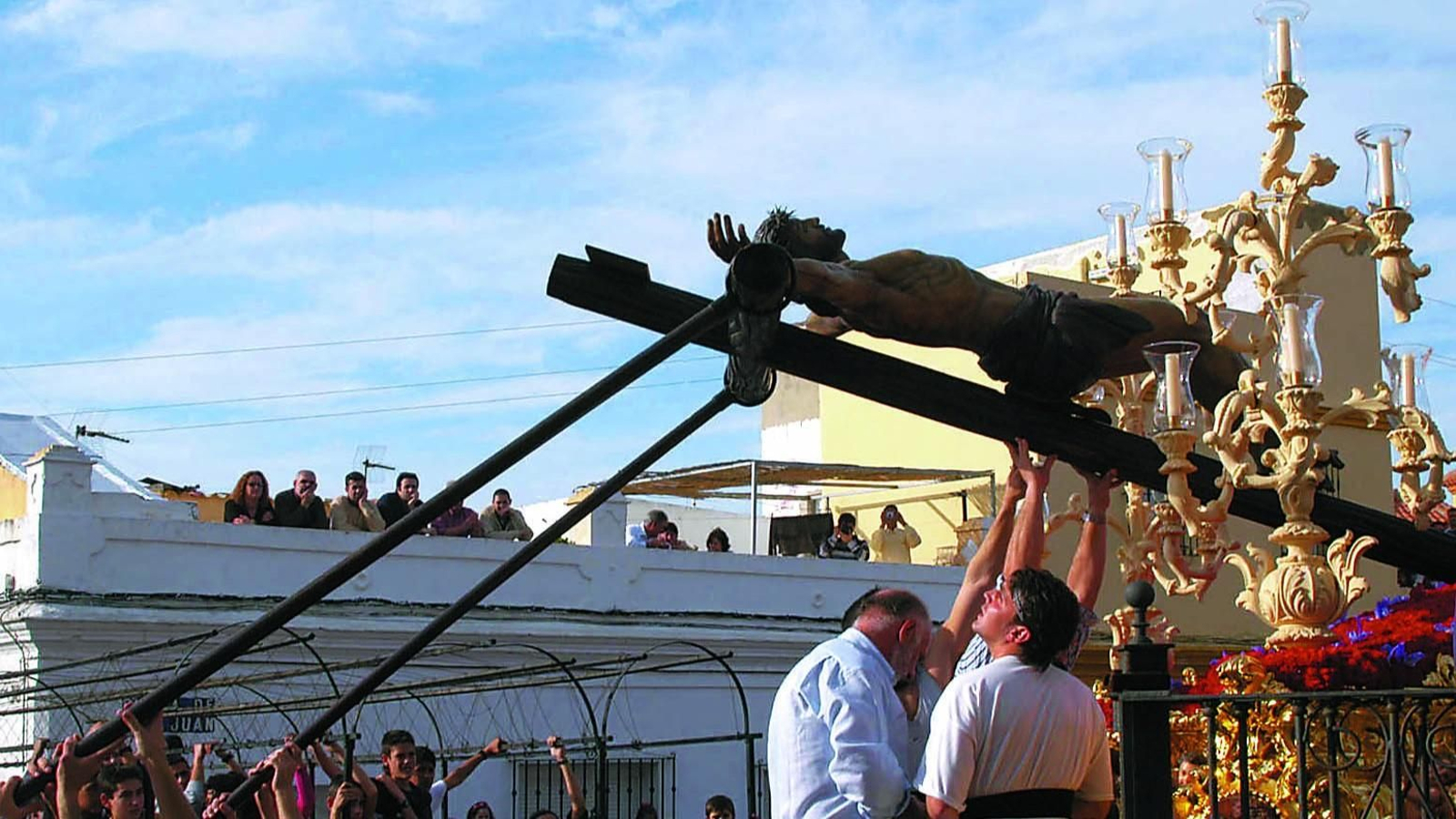 Una de las últimas salidas del Perdón antes de que se hiciera la nueva puerta del templo, en San Fernando