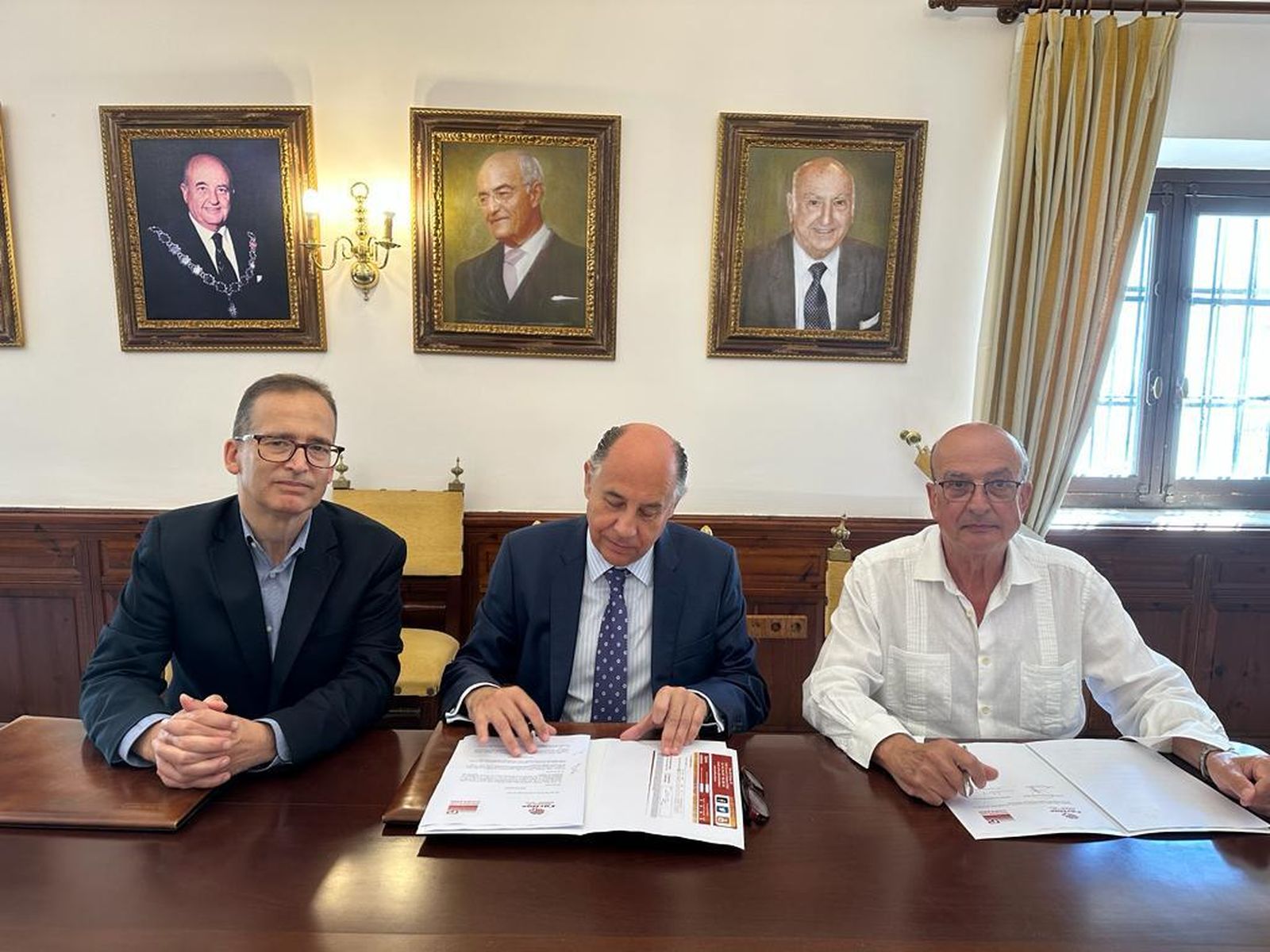 Un momento del convenio de colaboración con Bodegas Barbadillo.