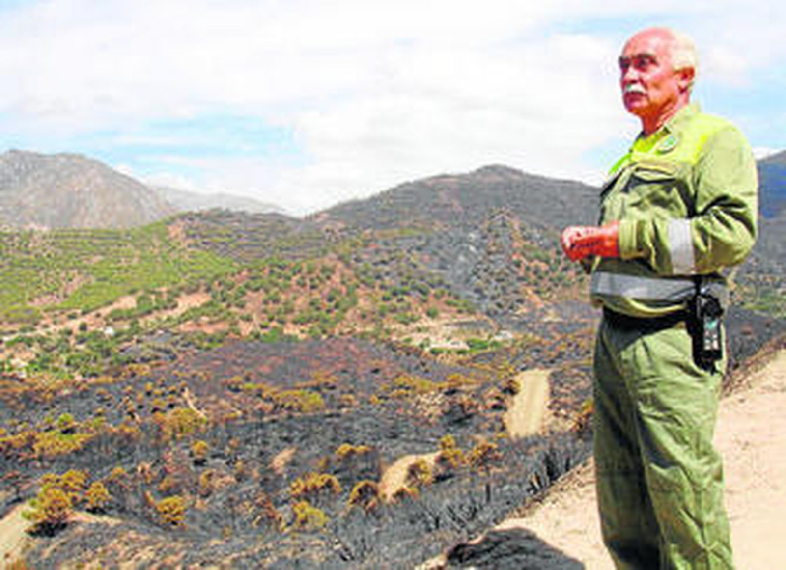 El coordinador de Demarcación de Ojén, Paulino Masegosa, observa el estado en que quedó parte del término municipal tras la extinción.