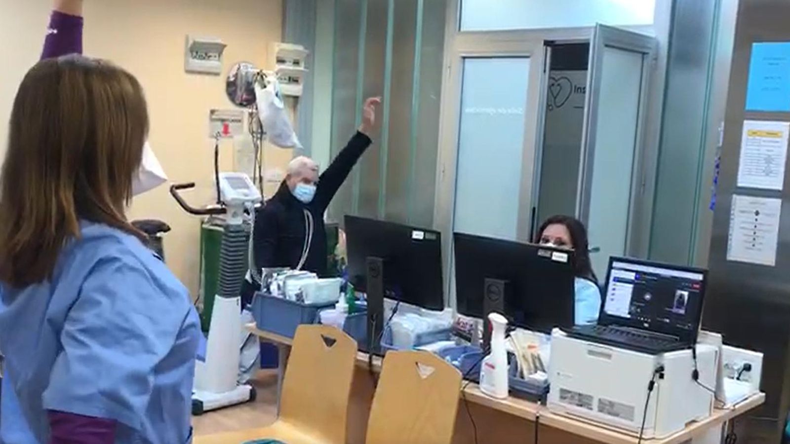 La rehabilitadora durante una sesión en el gimnasio con pacientes presenciales y a distancia.