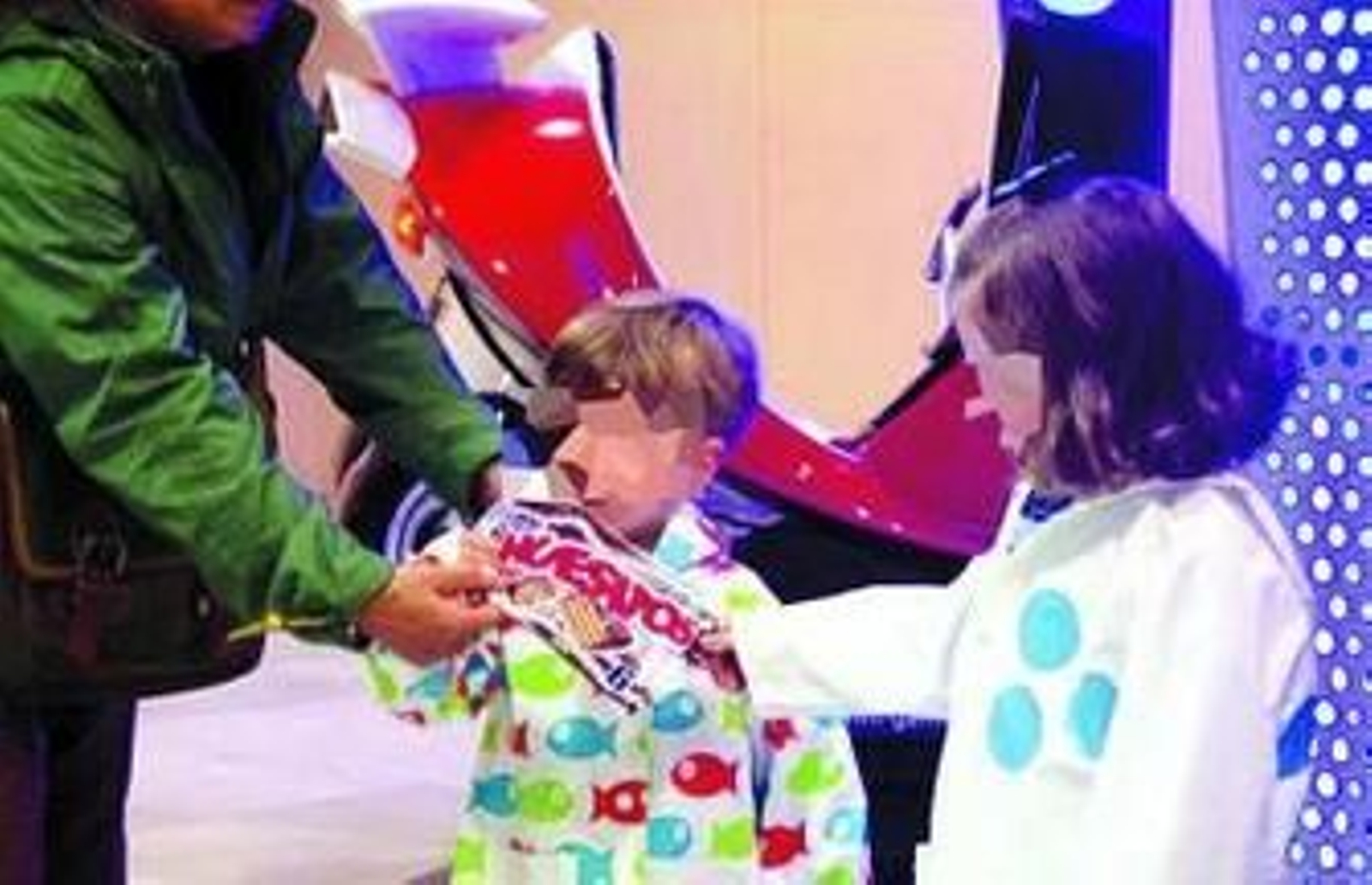 1. Unos menores supuestamente celíacos ingieren dulces con gran cantidad de azúcar. 2. Una fotografía muestra a los padres de un alumno saliendo del verdadero domicilio familiar para ir al trabajo. 3. Un buzón de correo sin el nombre de su propietario es una prueba de que la familia investigada ha borrado sus datos de una de sus propiedades. 4. La guía telefónica y el registro de la propiedad sirven para localizar el hogar de la familia denunciada.