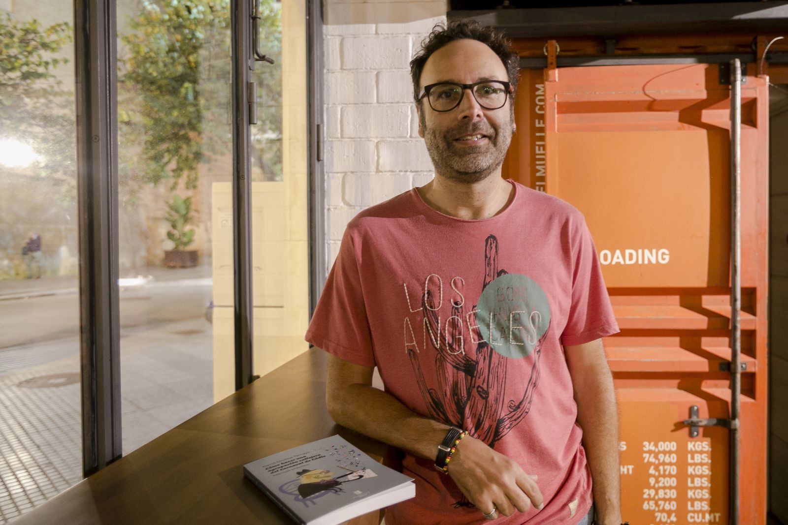 El carnavalero David Medina Tamayo con su libro 'Cómo hacer una agrupación callejera del Carnaval de Cádiz'.