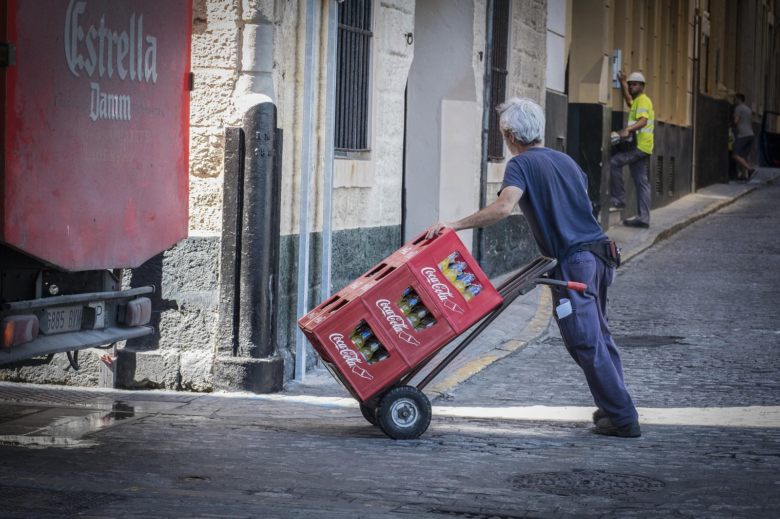 Un repartidor de una firma de refrescos por el casco histórico de la ciudad.