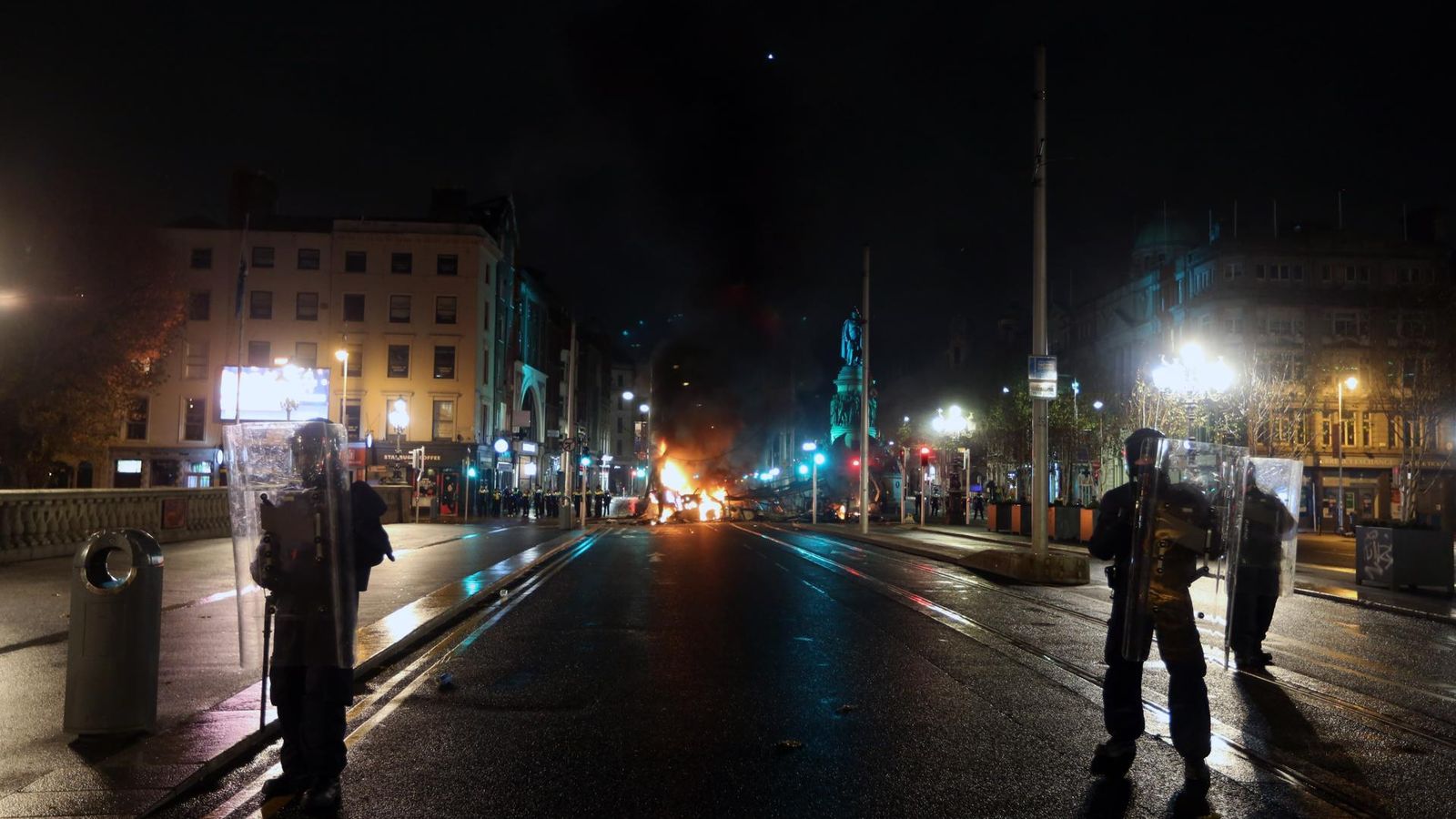 La policía durante los disturbios en el centro de Dublín