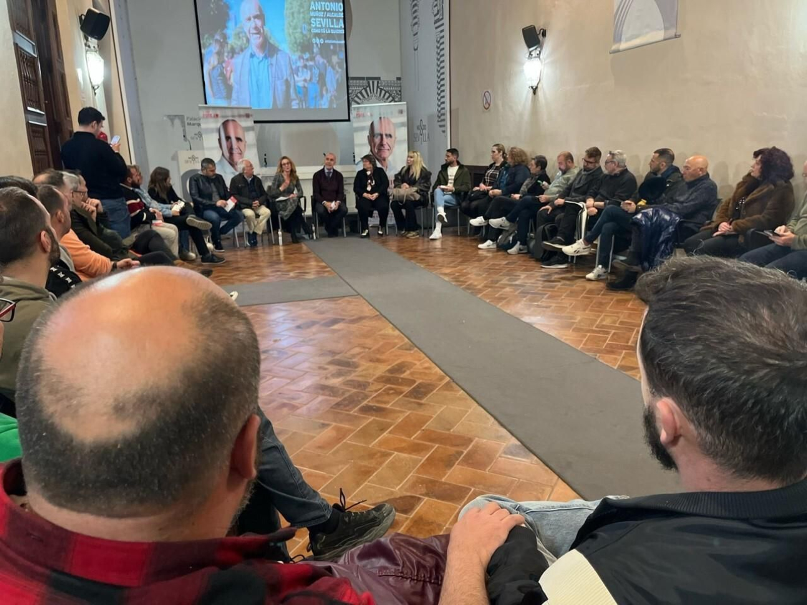 Reunión de Antonio Muñoz con representantes de entidades LGTBI.