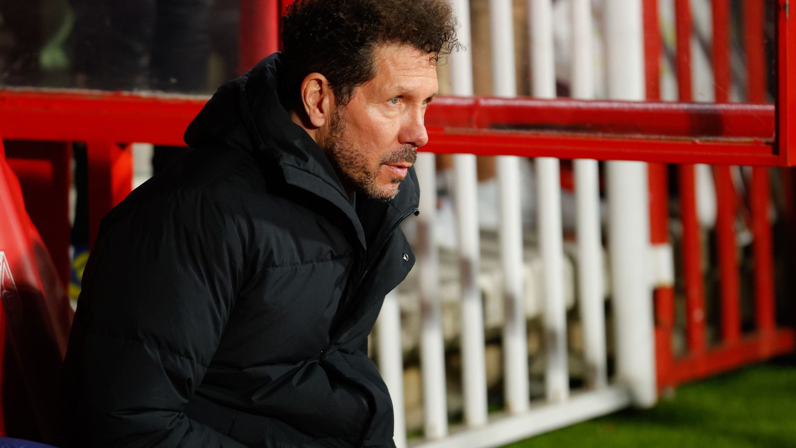 Simeone en el banquillo del Nuevo Los Cármenes dirigiendo al Atlético de Madrid