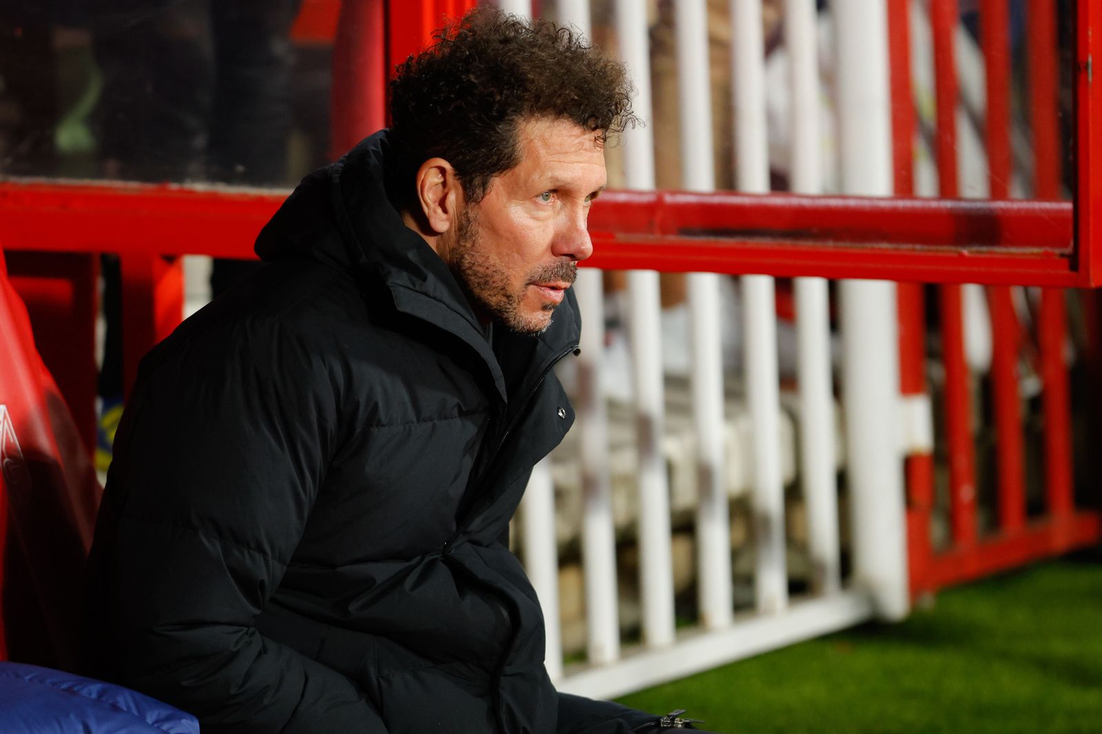 Simeone en el banquillo del Nuevo Los Cármenes dirigiendo al Atlético de Madrid