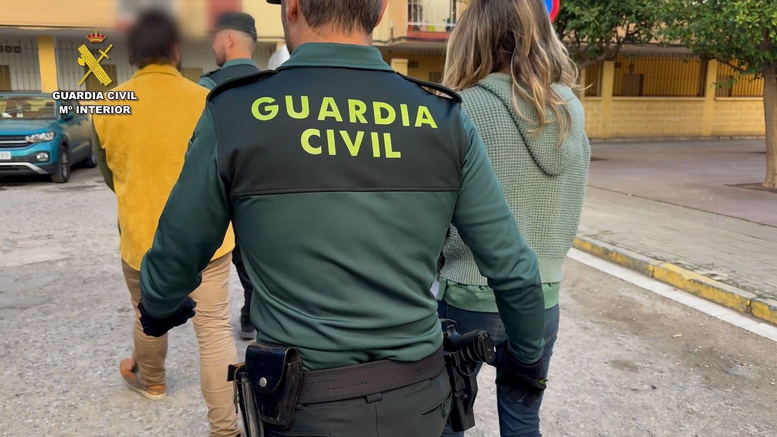 Los agentes conducen al matrimonio detenido a los juzgados de Algeciras.