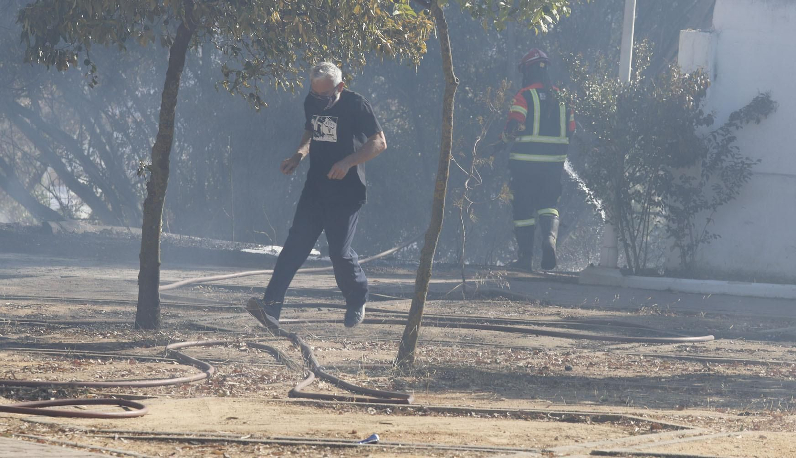 Imágenes del espectacular incendio en las laderas del Conquero