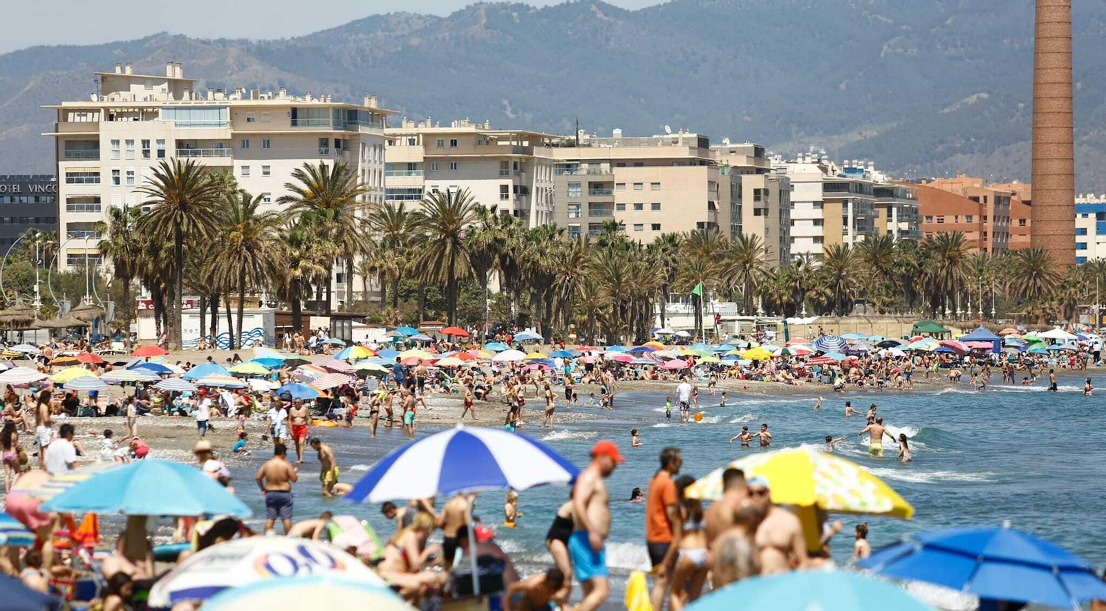 La playa en Málaga capital, llena de personas este Domingo de Resurrección