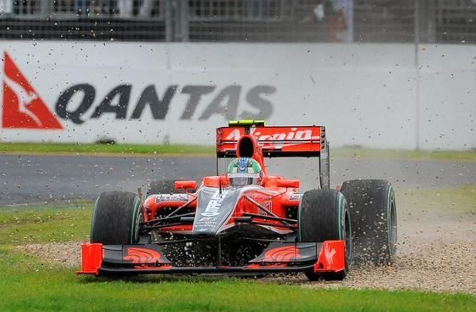 Lucas Di Grassi se sale de la pista en Melbourne. (FOTOS: AFP/Reuters/EFE)