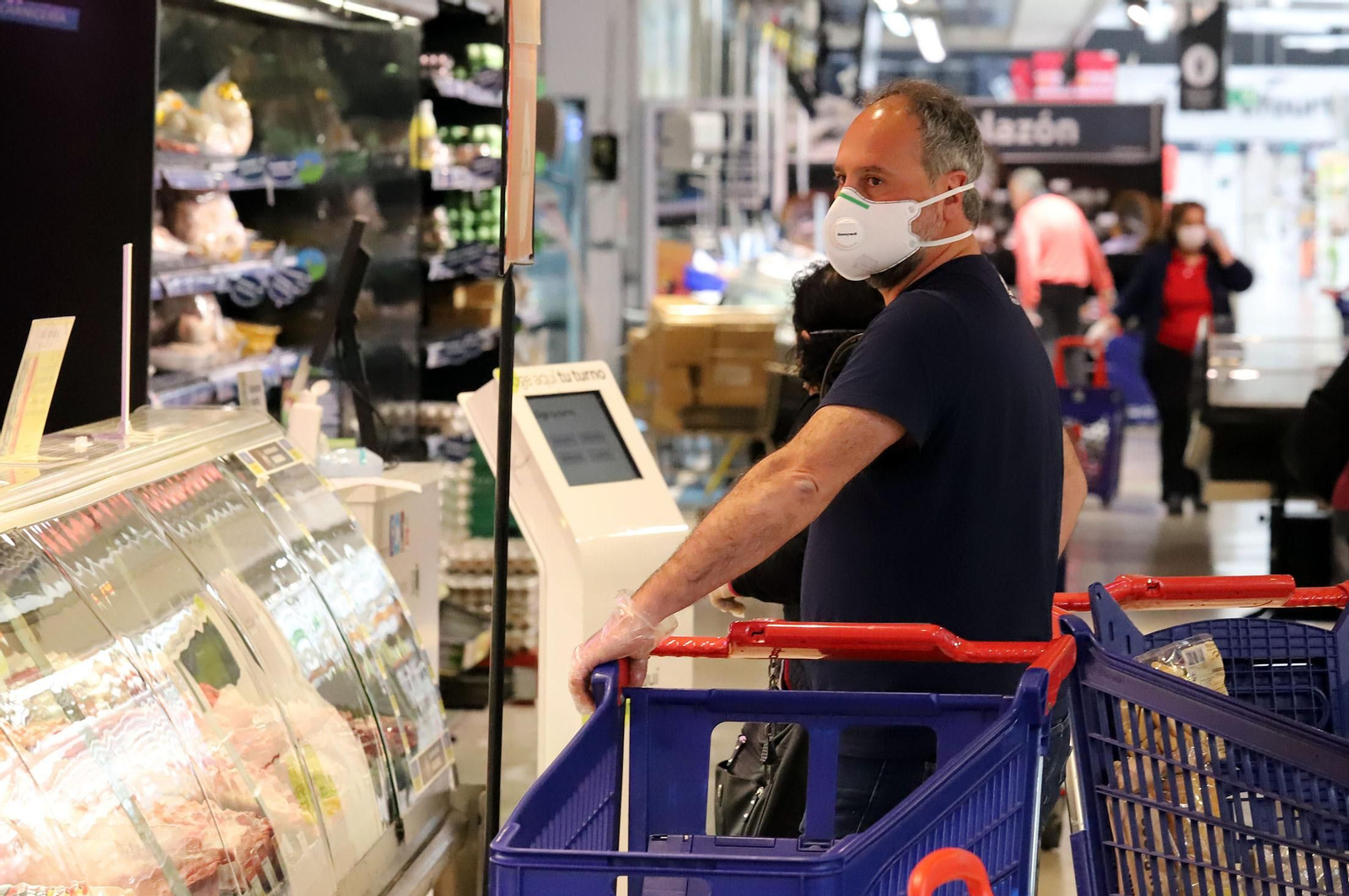 Imágenes de la situación y organización en los supermercados de Huelva