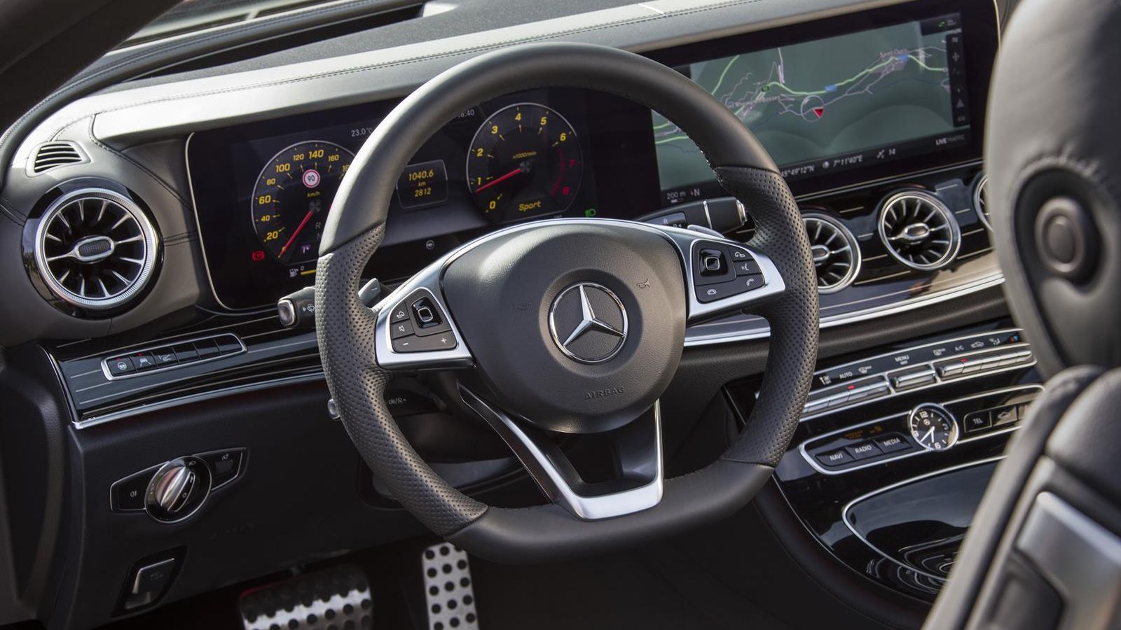 Este Mercedes incorpora funciones cercanas a la conducción autónoma.