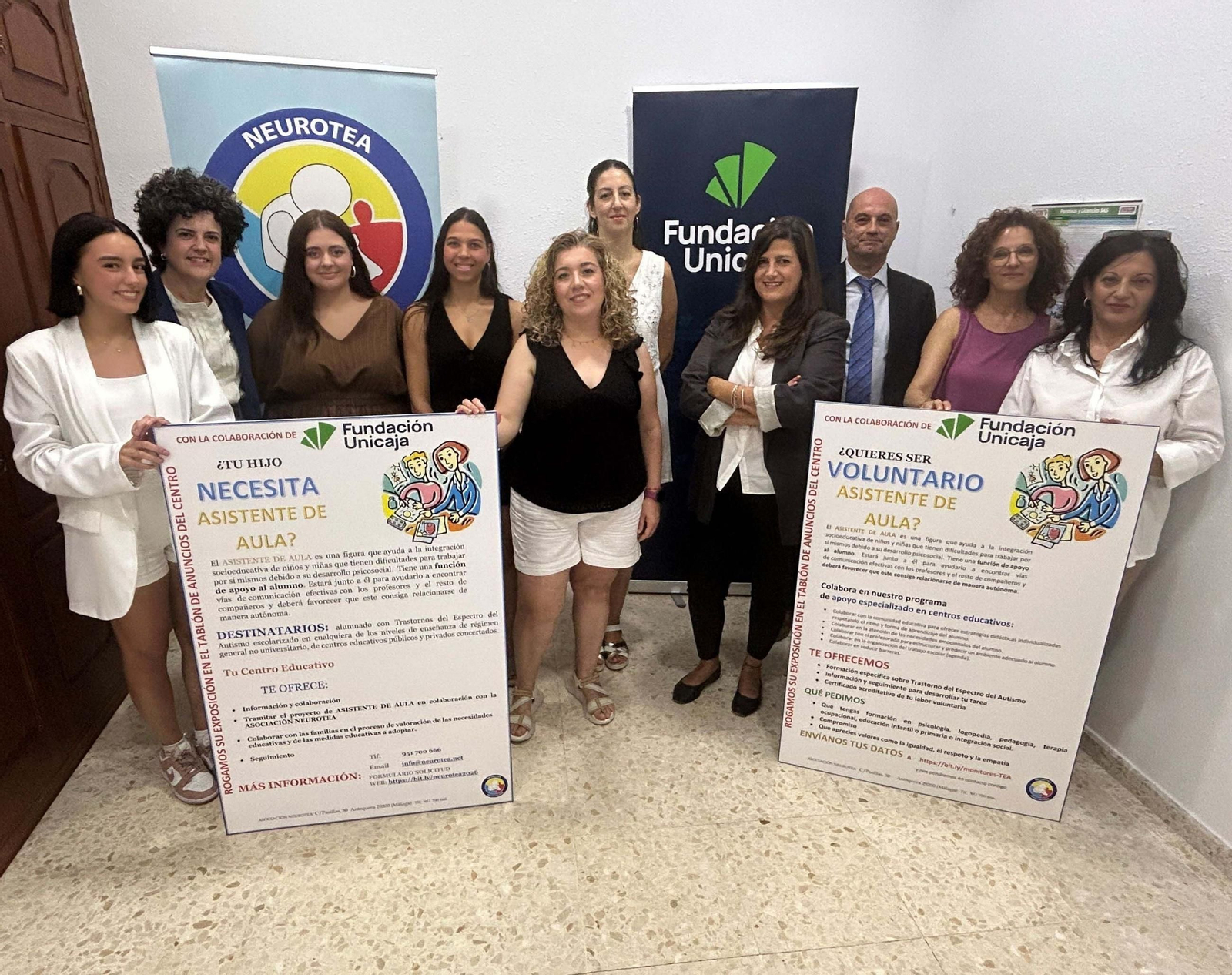 Una imagen de representantes de la Fundación Unicaja con miembros de la Asociación Neurotea.