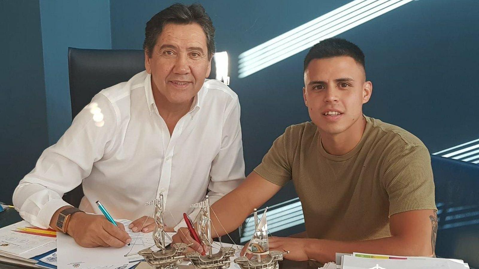 Quezada firma junto a Manolo Zambrano