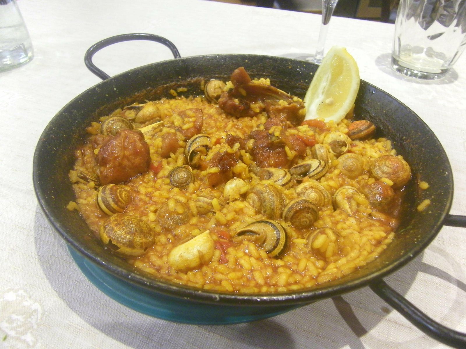 Un guiso de arroz con conejo cocinado en el restaurante de Palmones 'Willy'.