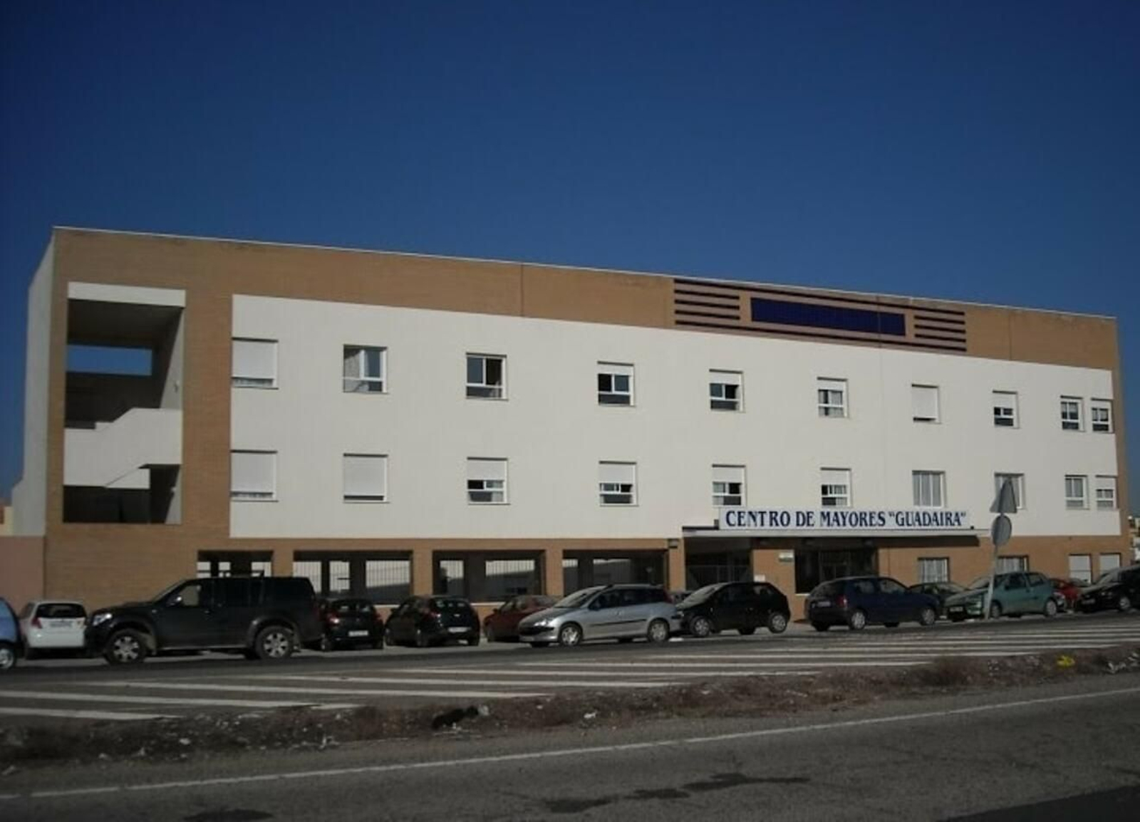 Fachada principal del centro de mayores 'Guadaíra' en Alcalá de Guadaíra.